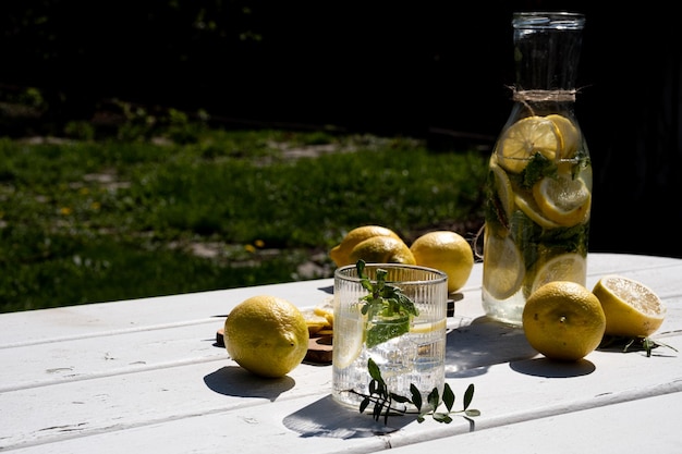 Frisse ijskoude citruslimonade gemaakt van citroen en munt Caloriearme suikervrije zomerlimonade Natuurlijk bereide limonade Foto genomen met natuurlijk licht