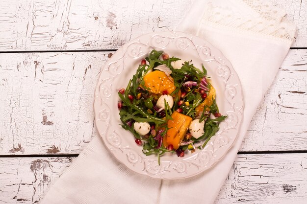 Frisse kleurrijke zomersalade