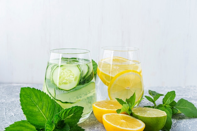 Frisse koele detox waterdrank met komkommer en citroen. Twee glazen limonade met munt. Concept van goede voeding en gezond eten. Fitness dieet. Ruimte voor tekst kopiëren.