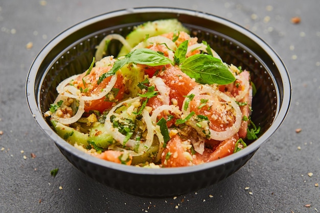 Frisse lente detox mix salade met groenten zoals tomaten komkommers en ui