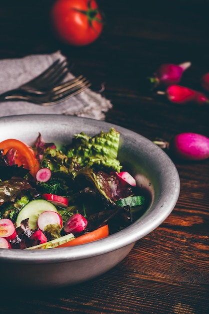 Frisse lentesalade met zelfgekweekte groenten