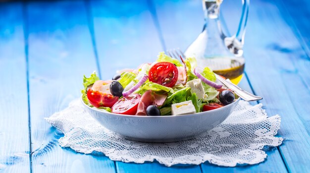 Frisse mediterrane salade olijven tomaten parmezaanse kaas en prosciutto