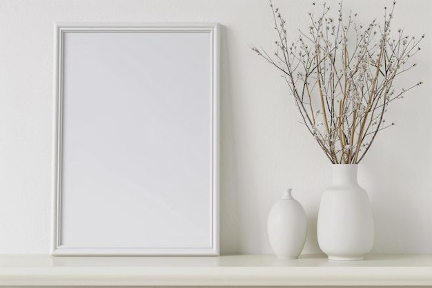 Frisse minimalistische illustratie witte achtergrond met groene planten en blanco fotolijstontwerp