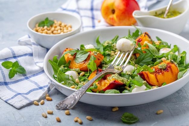 Frisse rucolasalade met nectarines en pesto