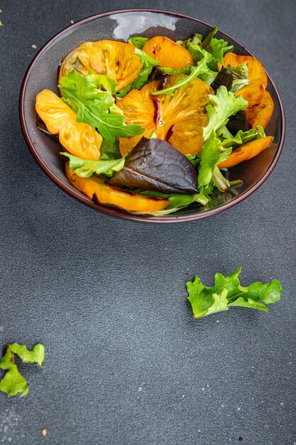 frisse salade gele tomaat groene bladsla gezonde maaltijd voedsel snack op tafel kopie ruimte voedsel