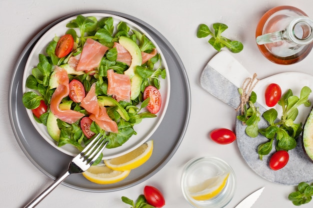 Frisse salade gemaakt van zalm, tomaten en avocado