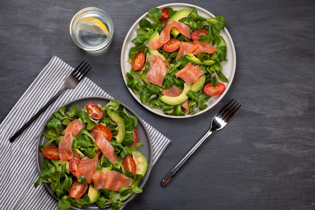 Frisse salade gemaakt van zalm, tomaten en avocado