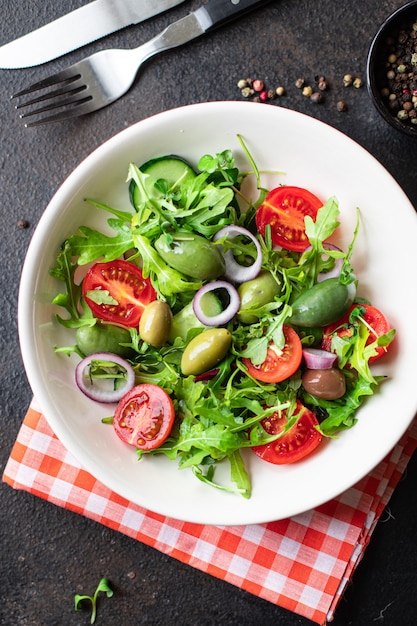 Frisse salade groenten olijven tomaat komkommer sla mix bladeren snack