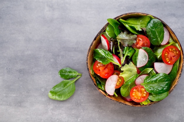 Frisse salade met babyspinazie en tomaat, radijs en salade.