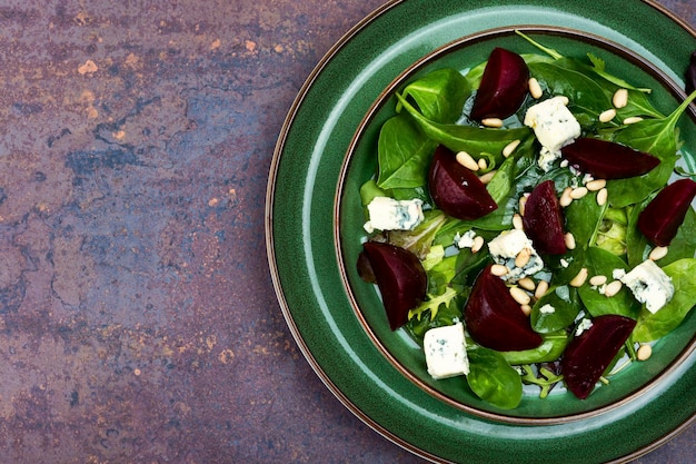 Frisse salade met bietenkaas en greens