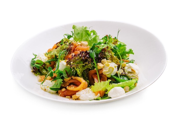 Frisse salade met cashew mozzarella peper