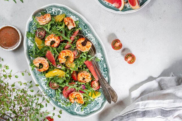 Frisse salade met garnalen, rucola, tomaten en citrusvruchten