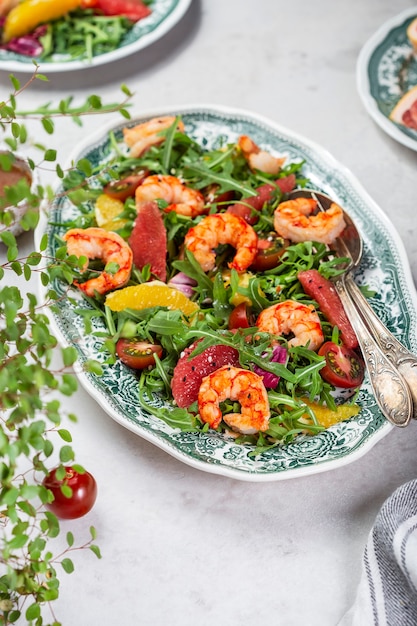 Frisse salade met garnalen, rucola, tomaten en citrusvruchten