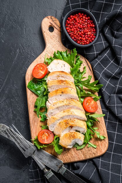 Frisse salade met gegrilde kipfilet, rucola en tomaat