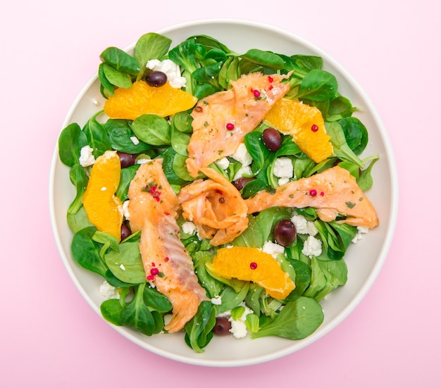 Frisse salade met gesneden gemarineerde zalm en sinaasappelfruit