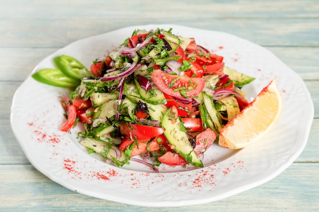 Foto frisse salade met groenten, citroen en paprikapeper