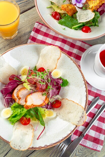 Frisse salade met kipfilet, rucola en tomaat. Bovenaanzicht