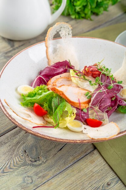 Frisse salade met kipfilet, rucola en tomaat. Bovenaanzicht