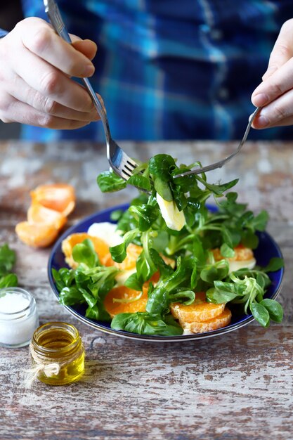 Frisse salade met mandarijn en mozzarella. gezonde voeding concept. vegetarisch eten.