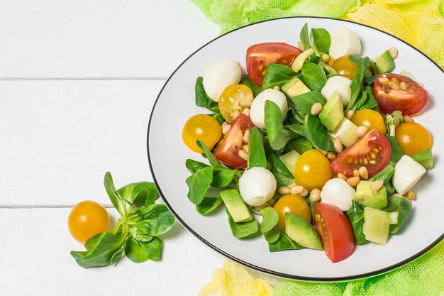 Frisse salade met mozzarella tomaatjes, avocado en sla