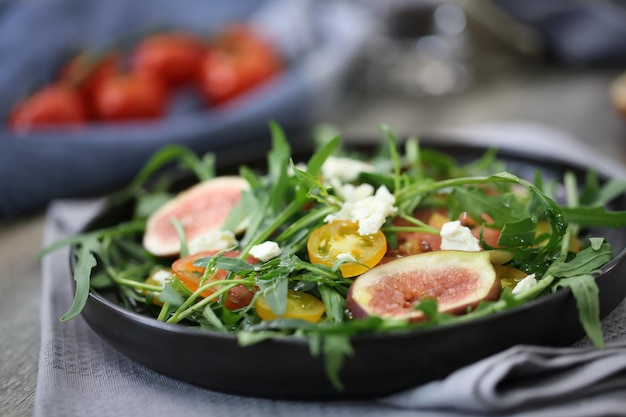 Frisse salade met rucola-tomaat en kaas op houten achtergrond