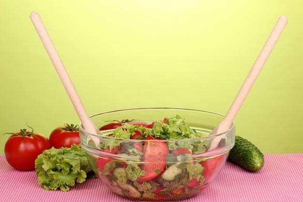 Frisse salade met tomaten en komkommers op groene achtergrond
