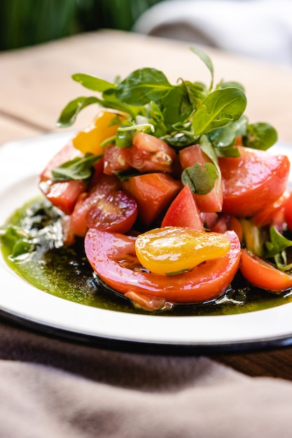 Frisse salade met tomaten.