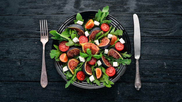 Frisse salade met vijgen rucola bladeren cherrytomaatjes en fetakaas Vrije ruimte voor tekst Bovenaanzicht