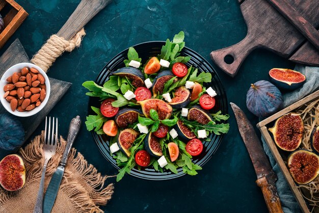 Frisse salade met vijgen rucola bladeren cherrytomaatjes en fetakaas Vrije ruimte voor tekst Bovenaanzicht