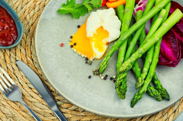 Frisse salade van aspergesla en gepocheerde eieren