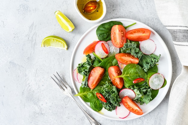 frisse salade van spinazie, boerenkool, tomaten en radijs met olijfolie en limoensap.