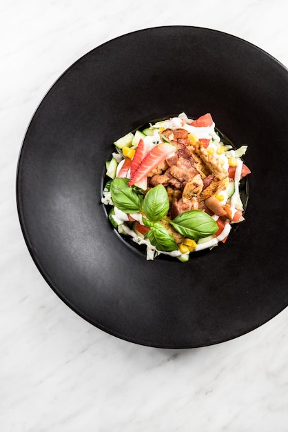 Frisse saladeConcept voor een smakelijke en gezonde maaltijd Witte stenen achtergrond