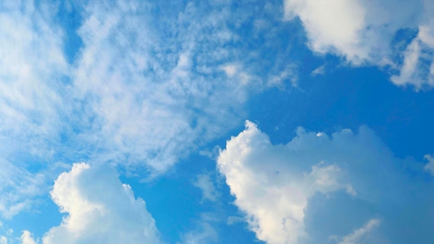 Frisse schattige pluizige wolken en een prachtige lucht