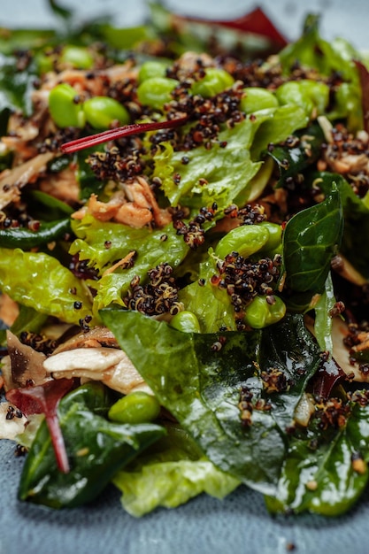 Foto frisse veldsla salade met avocado komkommer zalm cherrytomaatjes