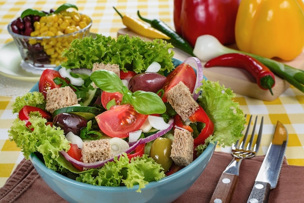 Foto frisse vitaminerijke groene salade met broodblokjes en smakelijke selectie groenten.