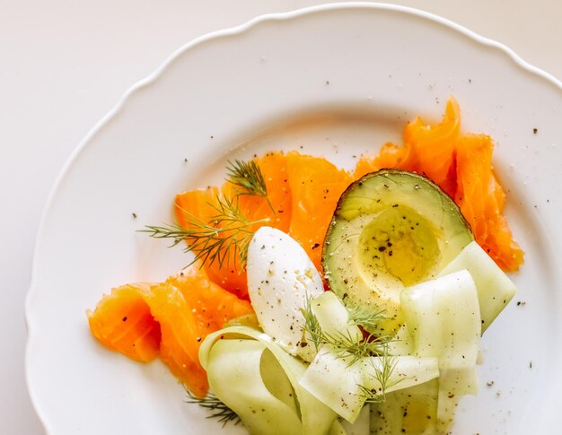 Foto frisse zalmsalade met avocado en romige mascarpone kaas platliggende tafel flatlay bovenaanzicht voedselfotografie en receptinspiratie voor kookblog of kookboek