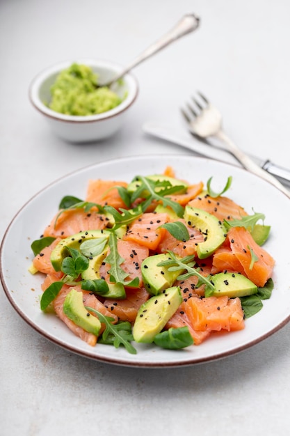 Frisse zalmsalade met avocado, voor keto en low carb dieet. Roestige achtergrond, bovenaanzicht, kopieer ruimte.