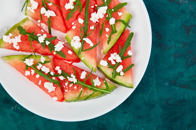 Frisse zomer watermeloen salade met feta-kaas en rucola