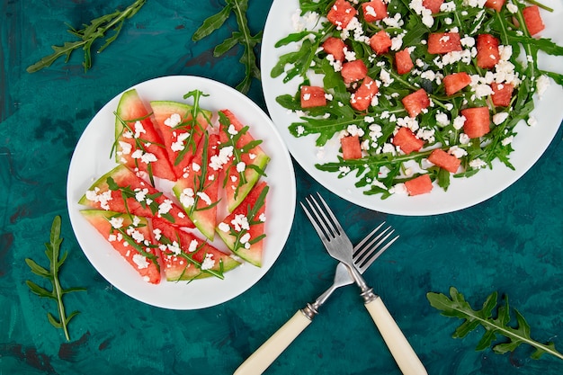 Frisse zomer watermeloen salade met feta-kaas en rucola