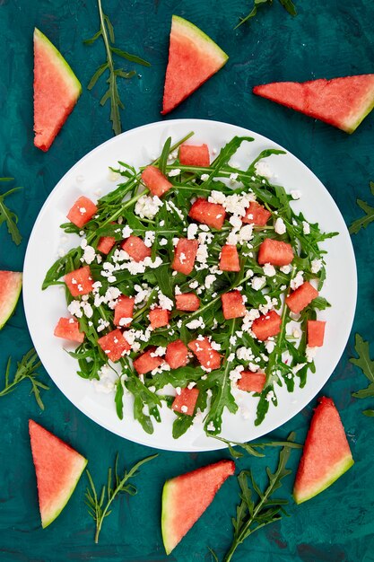 Frisse zomer watermeloen salade met fetakaas en rucola