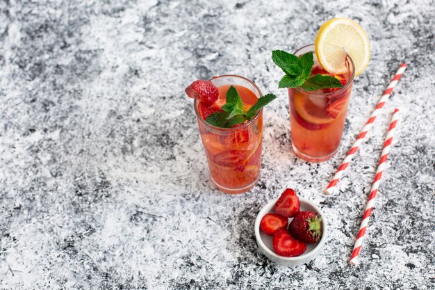 Frisse zomercocktail met aardbeien en ijsblokjes. Koud zomerdrankje. Bessencocktail. Kopieer ruimte