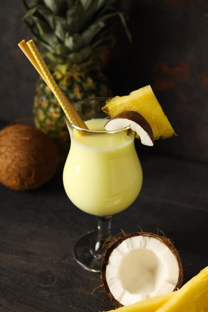 Frisse zomercocktail Pina colada vers zomerdrankconcept