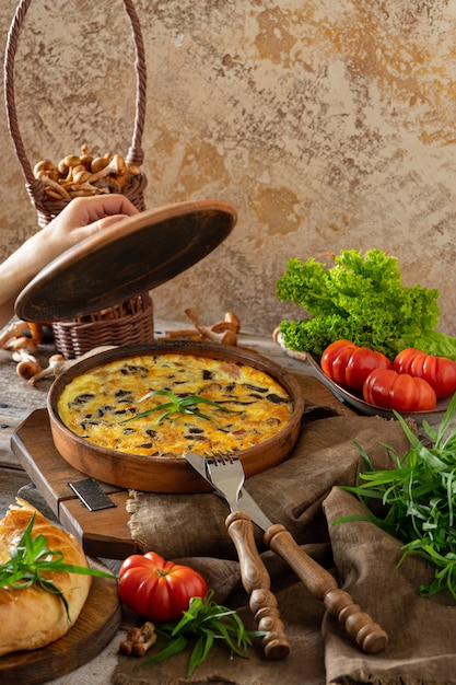 Фото Фритата или пирог с заварным кремом с грибами и блюдом для выпечки сыра
