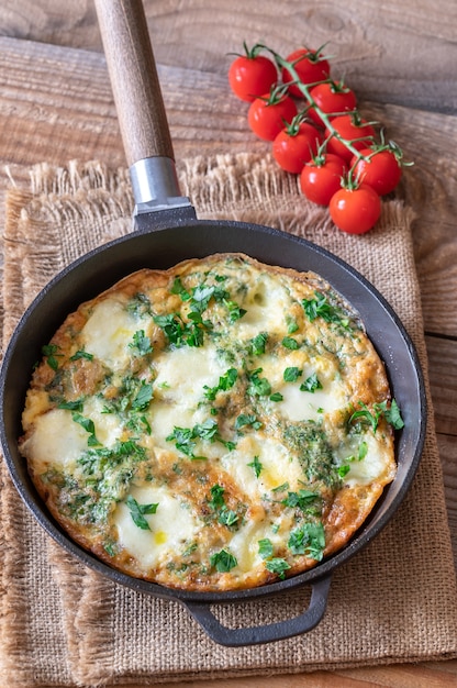 Frittata met gehakt en mozzarella in een koekenpan