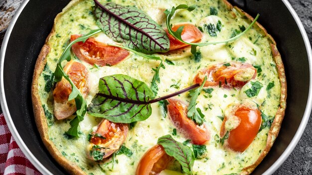 Frittata met verse groenten en kaas Italiaanse omelet in de pan Keto ketogene lunch Eten recept achtergrond Close-up