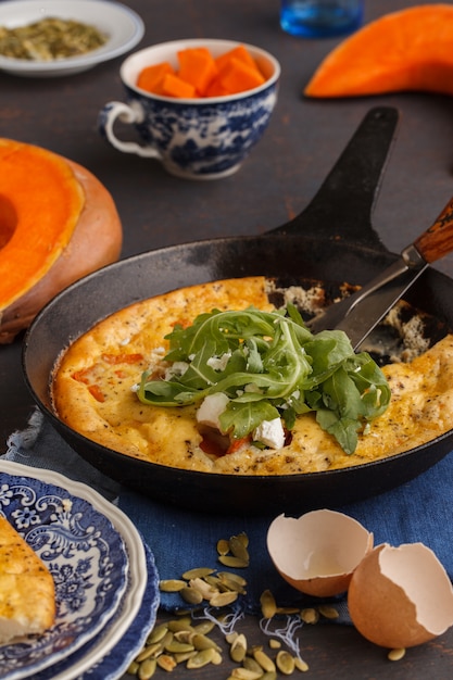 Photo frittata with pumpkin in a pan.