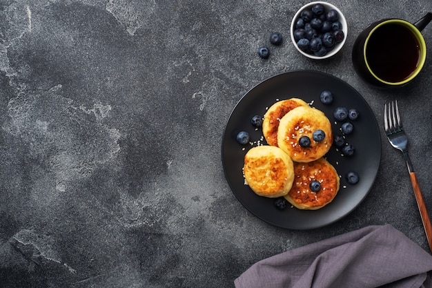 Fritters of cottage cheese with blueberries.