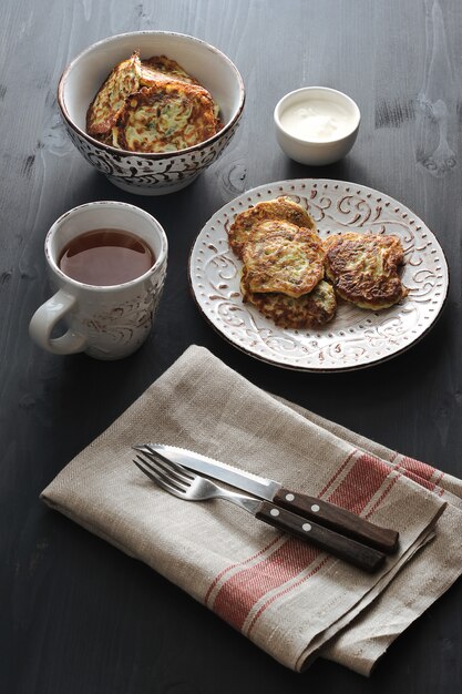 Fritters van courgette met thee op plattelander