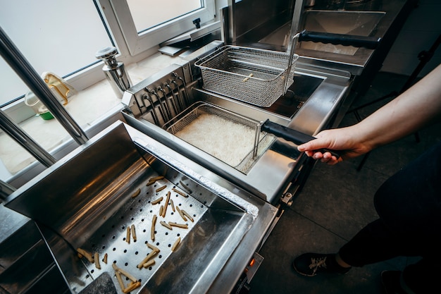 Frituurpan voor aardappelen in de keuken