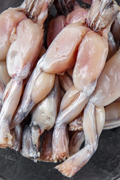カエルの足の食べ物 生肉 新鮮な料理の食事 食事のスナック テーブルの上にコピースペース 食事の背景 農村